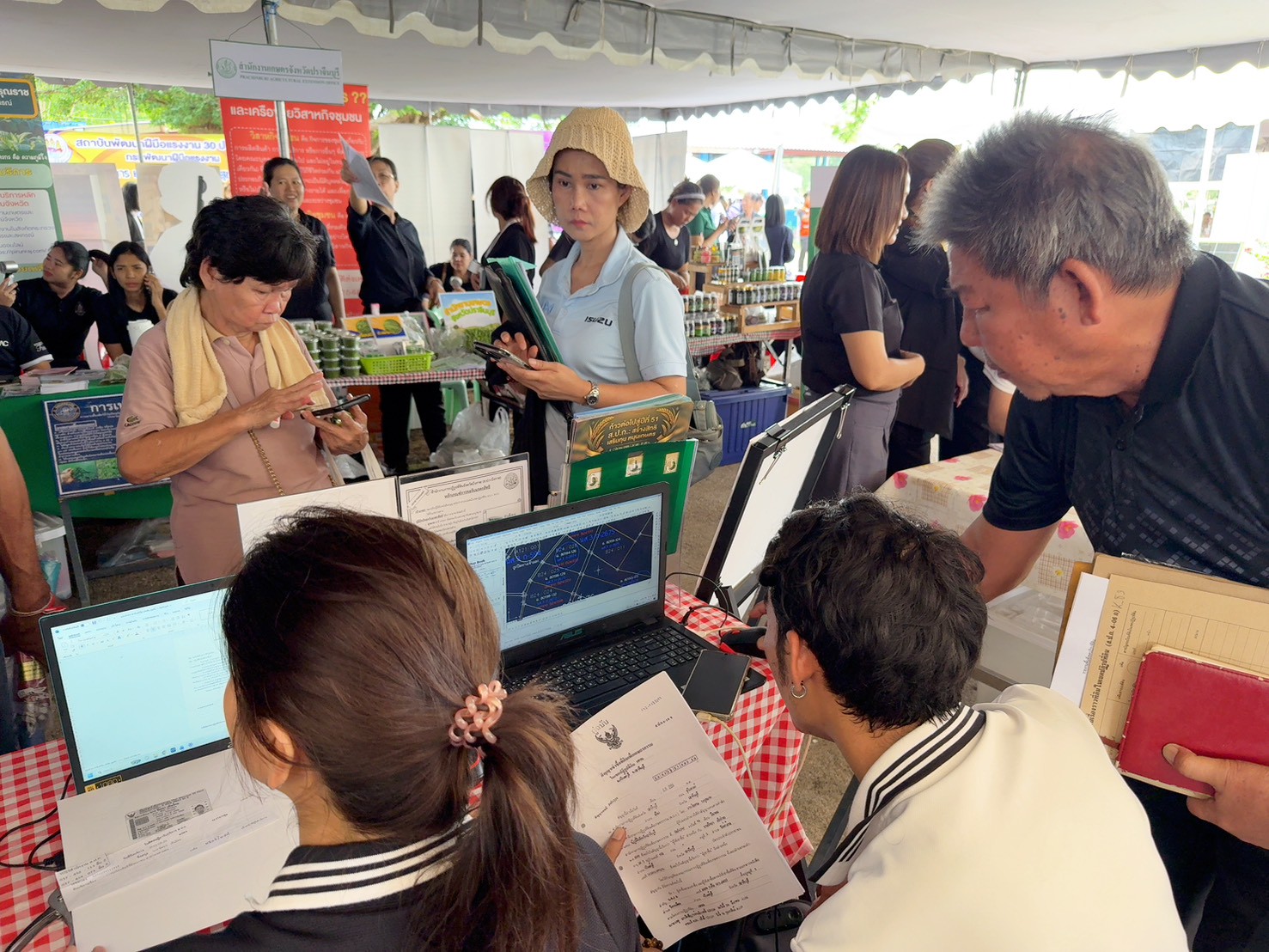 title - วันที่ 22 เมษายน 2569 นายวิทูล ประดิษฐบุญ ปฏิรูปที่ดินจังหวัดปราจีนบุรี  พร้อมด้วย เจ้าหน้าที่ ส.ป.ก.ปราจีนบุรี เข้าร่วมโครงการจังหวัดเคลื่อนที่  โครงการ 
